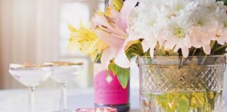 Ile osób usiądzie przy 2 metrowym stole?