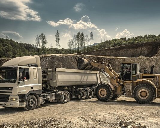 Czy ładowarka może być w bagażu rejestrowanym?