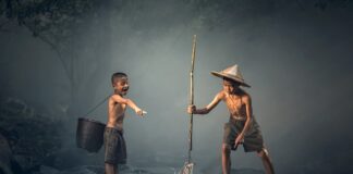 Co się dzieje gdy ryba zwiększa objętość powietrza w pęcherzu płynnym?