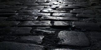 Jak przygotować podłoże pod namiot?