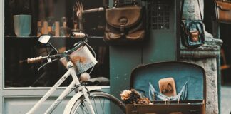 Czy można wejść do sklepu z rowerem?