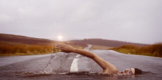 Czy pływanie wpływa na pośladki?