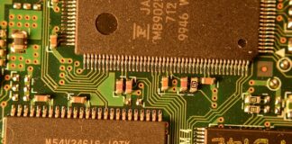 Co ułatwia pokonywanie oporu wody u ryb?