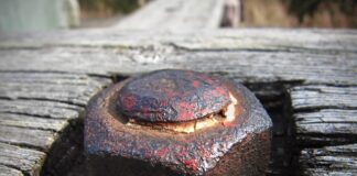 Czy płyn hamulcowy jest żrący?